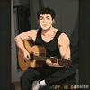 弹吉他的肌肉男