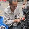 守村人刘东（维修电动车）