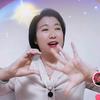 笑着跳舞