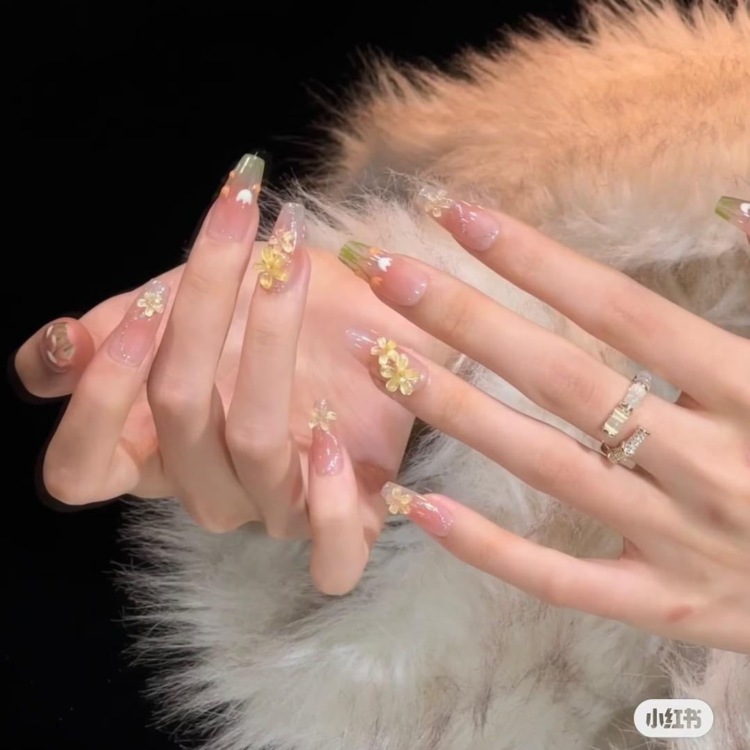 开心的“手工穿戴美甲”
