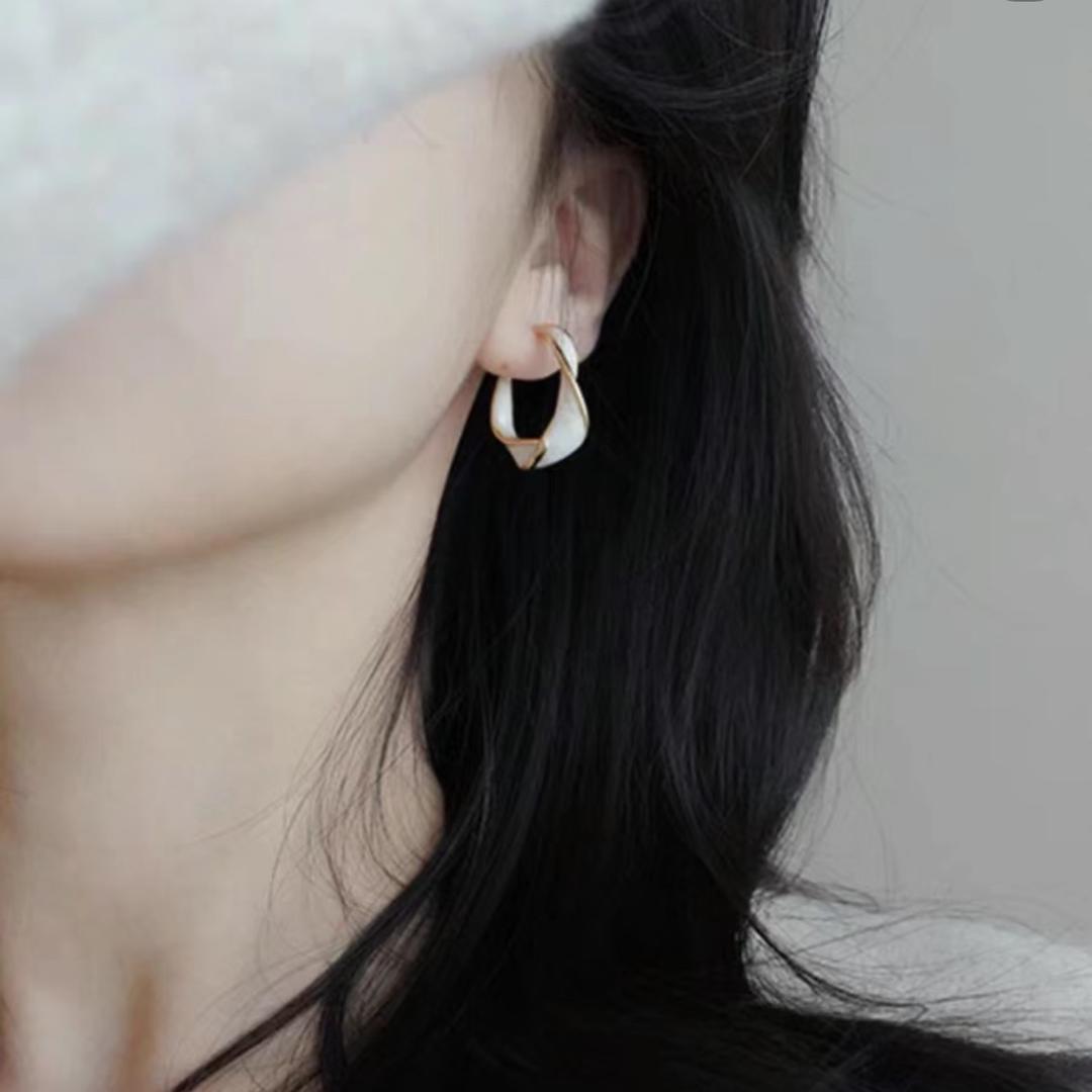 人饰间高定饰品店