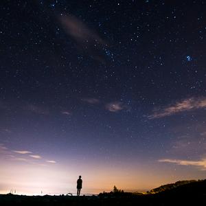 仰望浩瀚星空头像