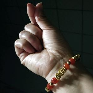 尤如紧握手中沙!红尘滚滚风中亭!悔恨多少红尘人!爱恨缠绵纠不清!