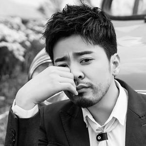 凯文白造型美发头像