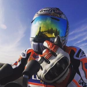 非著名摩托车爱好者,在意大利从事杜卡迪的改装维修近十年,偶尔也做