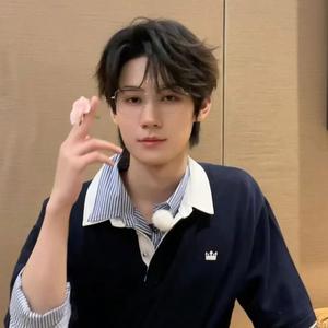 月亮躲在他怀里🦋（见过炸炸鱼版头像