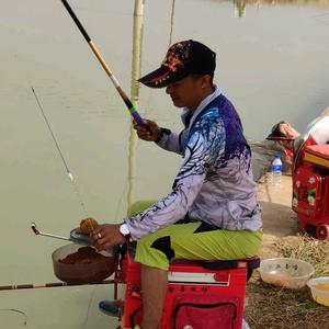 罗伟  钓鱼头像