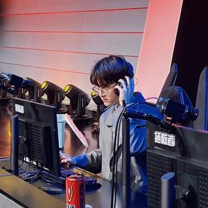 飘逸贼（深大校队mid）头像