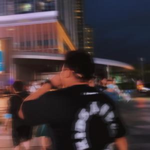 一个抽象的Tenore.Liu头像