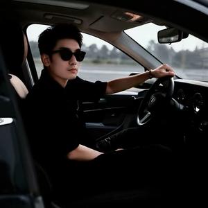 龙龙爱看电影🎬头像