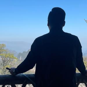 害羞的房产销售头像