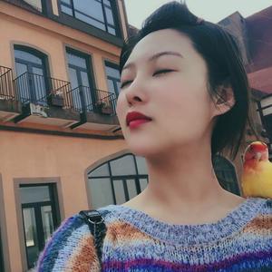 一个女孩与鸟头像