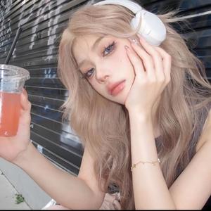 学业有成的美女富婆头像