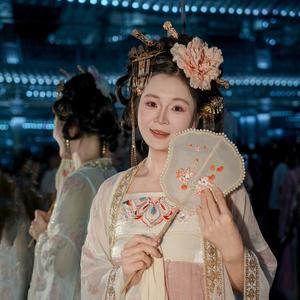 婷婷吃一吃头像