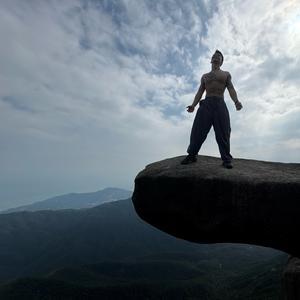 头铁去爬山头像
