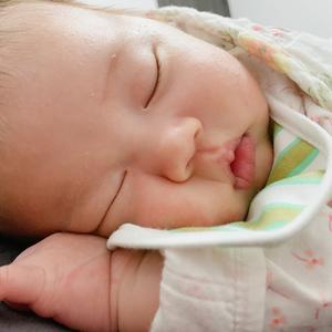 懋懋子❤️宝宝免费投屏背景：橱窗抓周好物头像