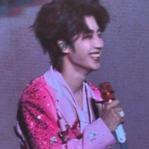 长在菠萝树下的菠萝（见过黄誉博版🍍）头像