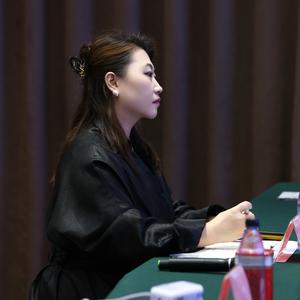 壹佰加教育语文子君老师头像