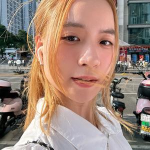 路过窗边的猫头像