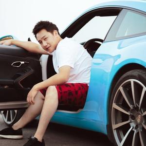 不会航拍的陈董头像