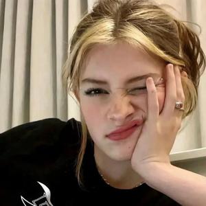 李李.（忧郁人设版）头像