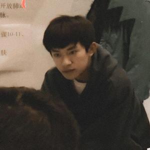 追着老烊吃麻团头像