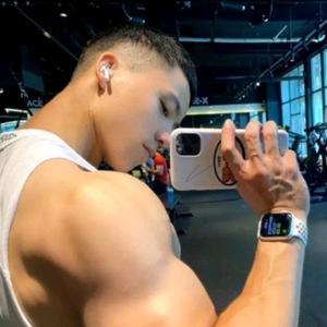 拿着孩子的学习资料学习英语头像