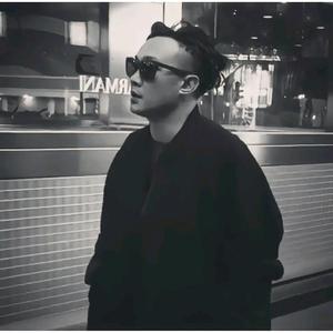 一走路就咖森头像