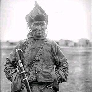 敖其尔毕力格（橱窗里有蒙古书籍)头像