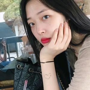 甜甜与月亮头像