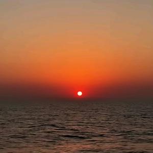 日出东方耿头像