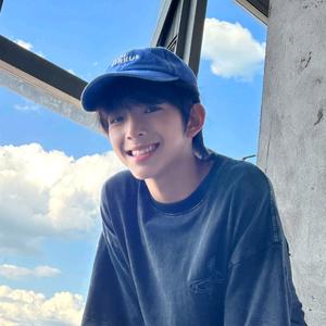 ^歪头铭🎸头像