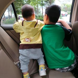 丽子摆摊带两娃头像