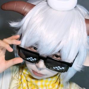 玉笺正在努力学化妆头像