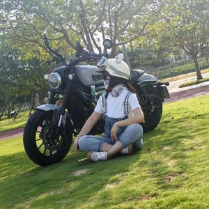 骑摩托的麻辣烫老板娘头像