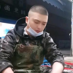 鱼仔龙龙《自律日常》头像