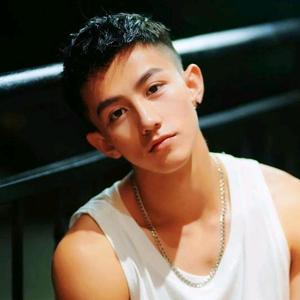 清水中的灰太狼头像