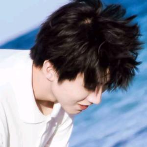 陪嵩嵩看海^头像