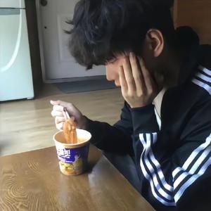 今晚一定早睡头像