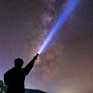 boy knits with yarn头像