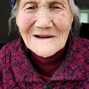 搜索 抖音号:  26238293537 这是我奶奶一百岁了.身体健康.