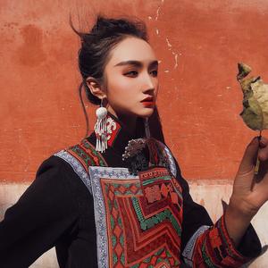 吉朵比阿莫彝族姑娘