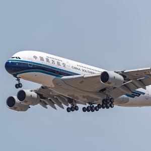 老刘追飞机头像