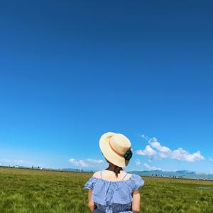 草原背景女生头像图片