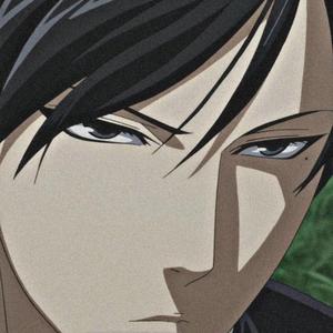 一个冷静严肃的人头像