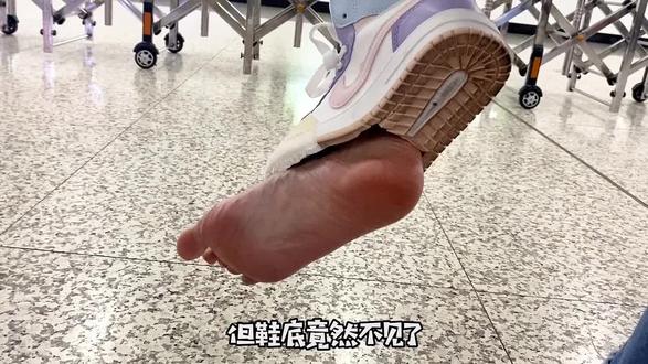 " 重播 播放 下个视频:谁能拒绝一个会发光的鞋呢#人类迷惑行为 #搞笑